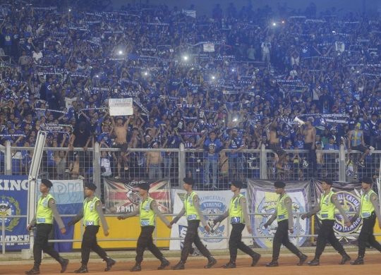 Aksi puluhan ribu Bobotoh birukan Gelora Bung Karno