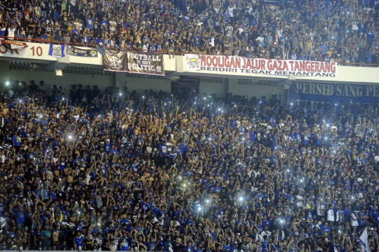 Aksi puluhan ribu Bobotoh birukan Gelora Bung Karno