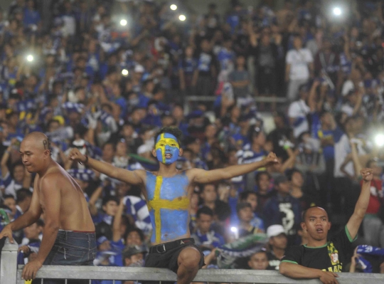 Aksi puluhan ribu Bobotoh birukan Gelora Bung Karno