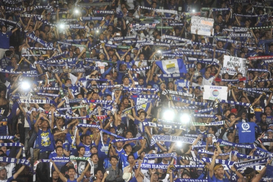 Aksi puluhan ribu Bobotoh birukan Gelora Bung Karno