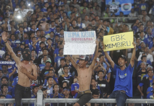 Aksi puluhan ribu Bobotoh birukan Gelora Bung Karno