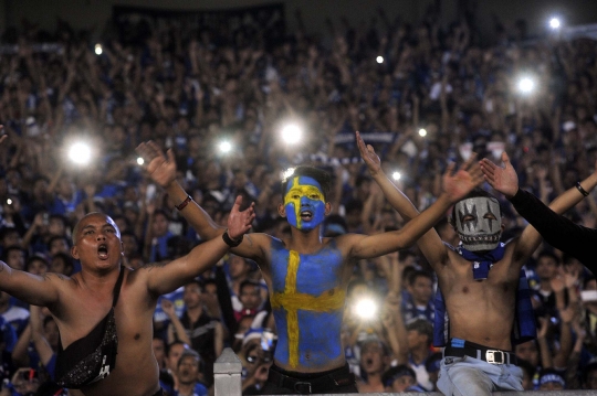 Aksi puluhan ribu Bobotoh birukan Gelora Bung Karno