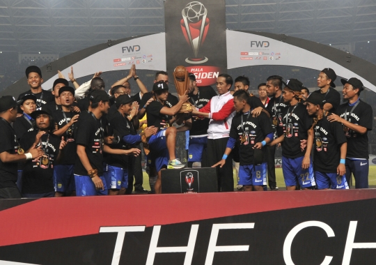 Euforia Persib angkat trofi juara Piala Presiden
