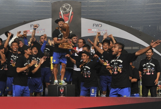 Euforia Persib angkat trofi juara Piala Presiden