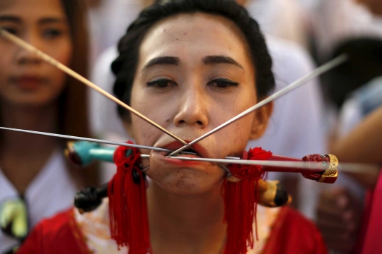 Kenekatan wanita-wanita cantik Thailand yang berani tusuk pipinya