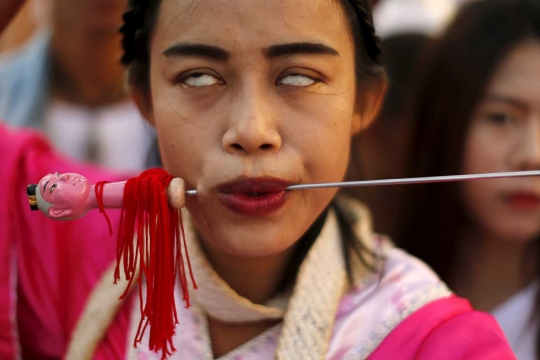 Kenekatan wanita-wanita cantik Thailand yang berani tusuk pipinya
