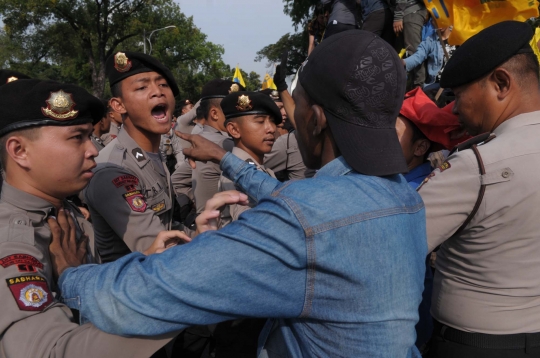 Demo setahun kinerja Jokowi-JK di Istana berujung bentrok