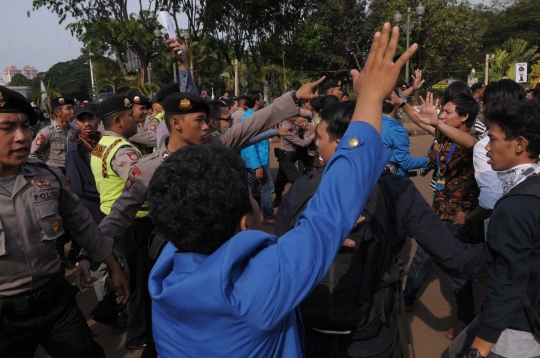 Demo setahun kinerja Jokowi-JK di Istana berujung bentrok