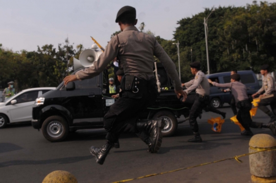 Demo setahun kinerja Jokowi-JK di Istana berujung bentrok