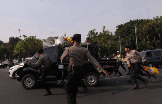 Demo setahun kinerja Jokowi-JK di Istana berujung bentrok