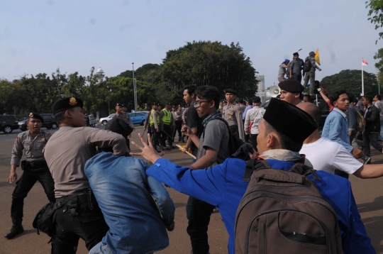 Demo setahun kinerja Jokowi-JK di Istana berujung bentrok