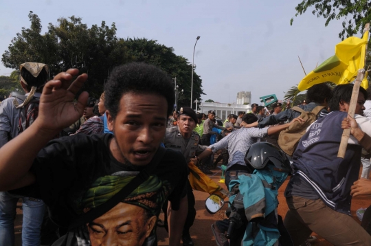 Demo setahun kinerja Jokowi-JK di Istana berujung bentrok