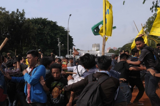 Demo setahun kinerja Jokowi-JK di Istana berujung bentrok