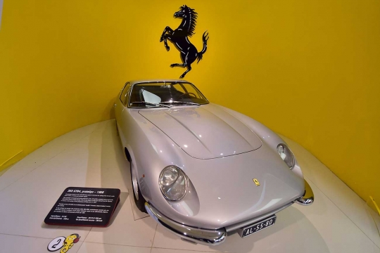 Berkunjung ke pameran mobil-mobil super di Museum Ferrari Italia