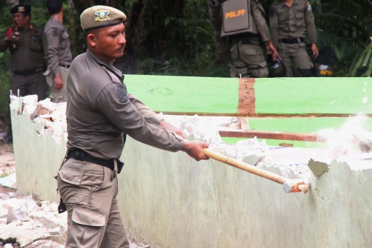 Suasana pembongkaran gereja di Aceh Singkil