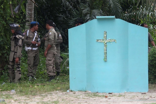 Suasana pembongkaran gereja di Aceh Singkil