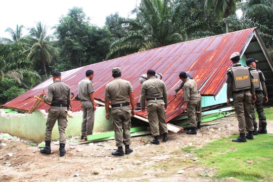 Suasana pembongkaran gereja di Aceh Singkil