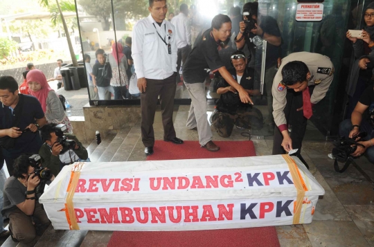 KPK dapat kiriman peti jenazah via pos