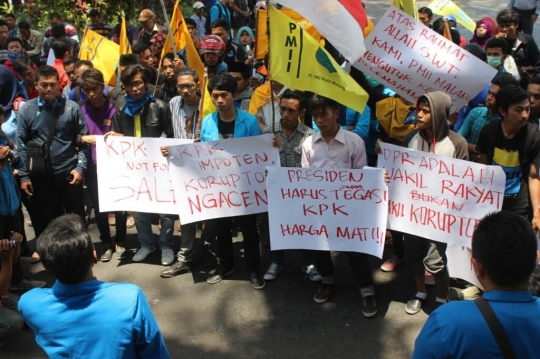 Massa PMII gelar demo setahun Jokowi-JK di DPRD Malang