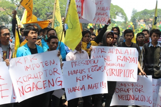 Massa PMII gelar demo setahun Jokowi-JK di DPRD Malang