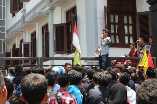 Massa PMII gelar demo setahun Jokowi-JK di DPRD Malang