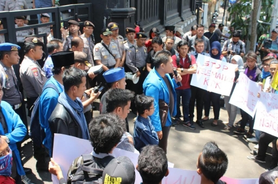 Massa PMII gelar demo setahun Jokowi-JK di DPRD Malang