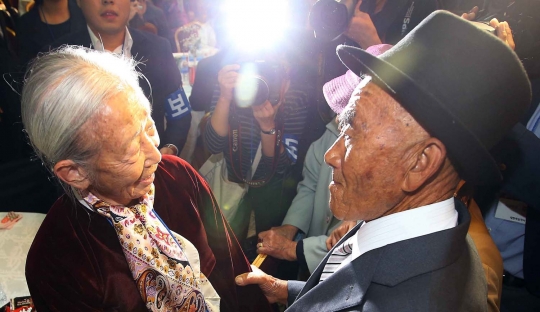 Momen haru nenek Korsel bertemu suami di Korut usai 65 tahun pisah