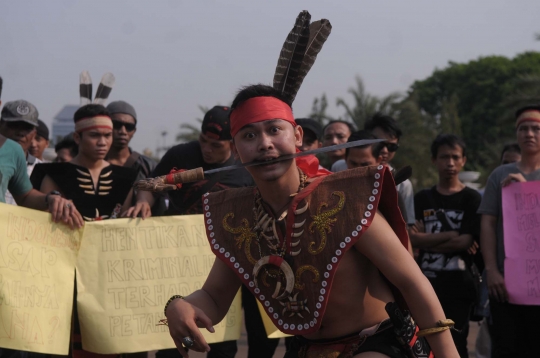 Demo setahun Jokowi-JK, mahasiswa gelar teatrikal tarian Dayak