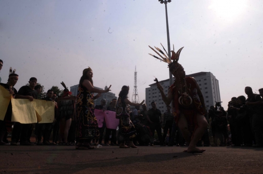 Demo setahun Jokowi-JK, mahasiswa gelar teatrikal tarian Dayak