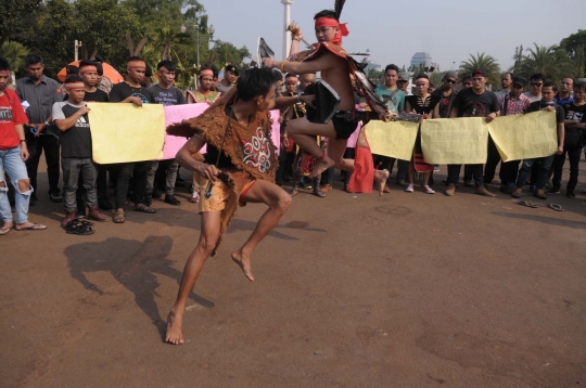 Demo setahun Jokowi-JK, mahasiswa gelar teatrikal tarian Dayak