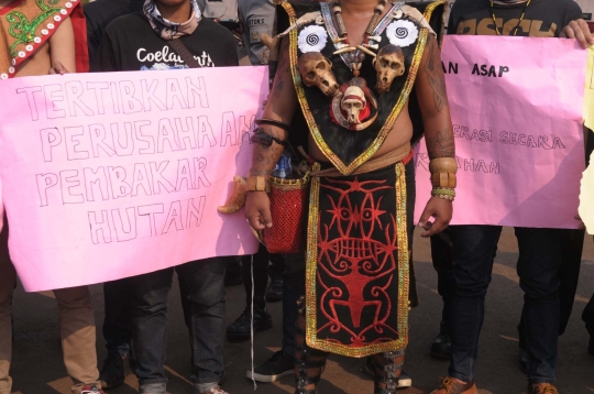 Demo setahun Jokowi-JK, mahasiswa gelar teatrikal tarian Dayak