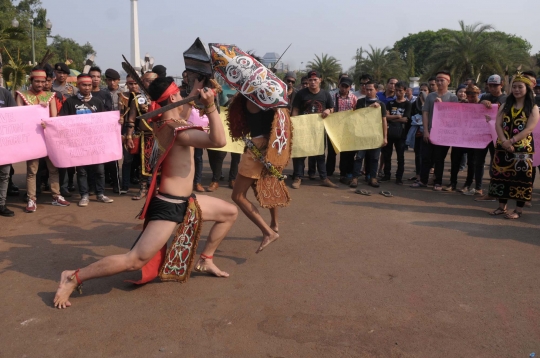 Demo setahun Jokowi-JK, mahasiswa gelar teatrikal tarian Dayak