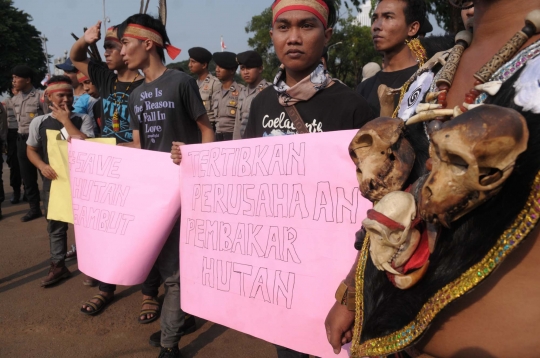 Demo setahun Jokowi-JK, mahasiswa gelar teatrikal tarian Dayak