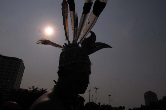 Demo setahun Jokowi-JK, mahasiswa gelar teatrikal tarian Dayak