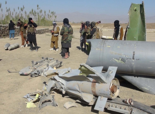 Tangki jet F-16 AS jatuh di Afghanistan jadi tontonan Taliban