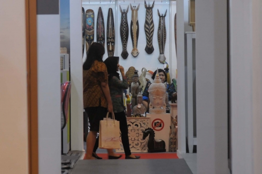 Melihat produk-produk dalam negeri di Trade Expo Indonesia 2015