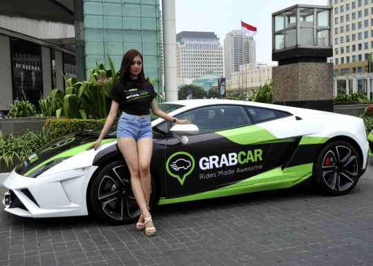 Pose-pose model seksi hiasi peluncuran GrabCar Lamborghini