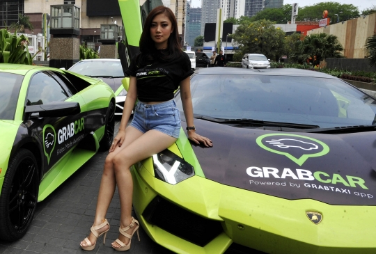 Pose-pose model seksi hiasi peluncuran GrabCar Lamborghini