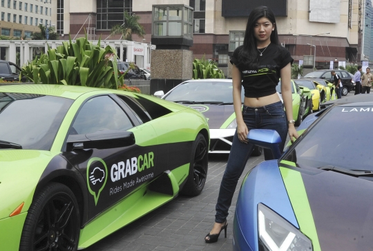 Pose-pose model seksi hiasi peluncuran GrabCar Lamborghini