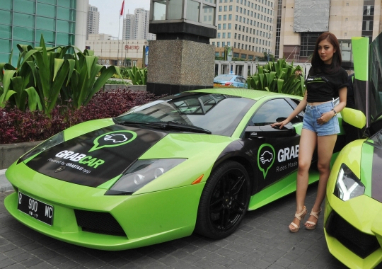 Pose-pose model seksi hiasi peluncuran GrabCar Lamborghini