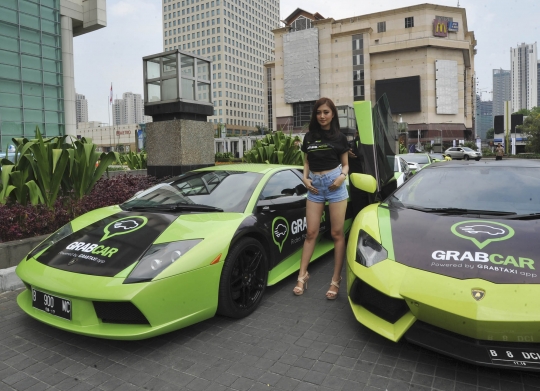 Pose-pose model seksi hiasi peluncuran GrabCar Lamborghini