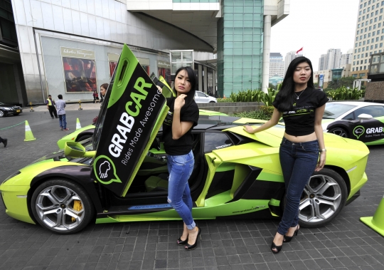 Pose-pose model seksi hiasi peluncuran GrabCar Lamborghini