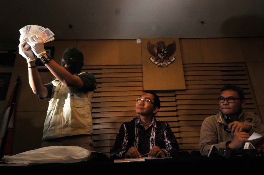 Ini barang bukti hasil Operasi Tangkap Tangan Dewie Yasin Limpo