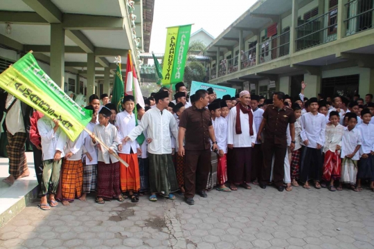 Hari Santri Nasional, ribuan santri di Kediri upacara pakai sarung