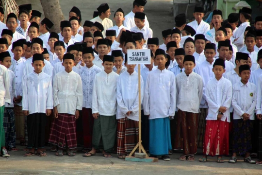 Hari Santri Nasional, ribuan santri di Kediri upacara pakai sarung