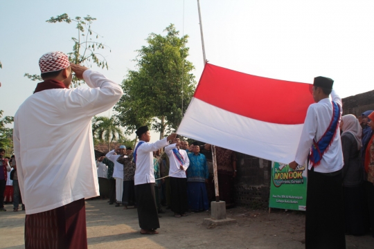 Hari Santri Nasional, ribuan santri di Kediri upacara pakai sarung