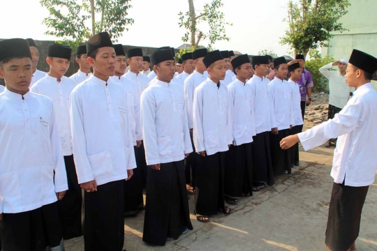 Hari Santri Nasional, ribuan santri di Kediri upacara pakai sarung