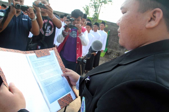 Hari Santri Nasional, ribuan santri di Kediri upacara pakai sarung