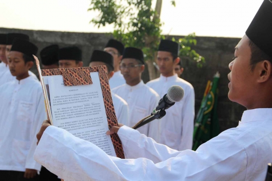 Hari Santri Nasional, ribuan santri di Kediri upacara pakai sarung