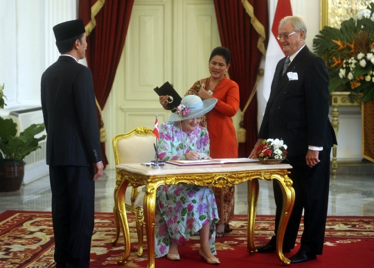 Keakraban Jokowi dan Ratu Denmark saat bertemu di Istana